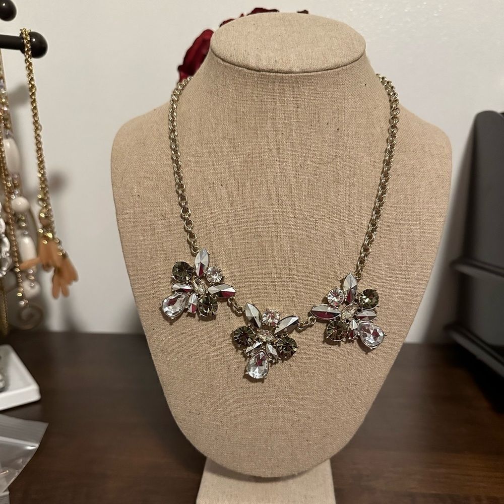 WHBM Womens Necklace 3 Flowers Pendant Curb Chain Lobster Lock Style Jew…
